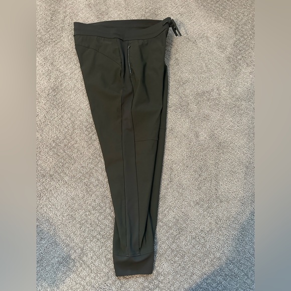 Athleta Headlands Hybrid Trek Jogger Aspen Green - Size 14 - Picture 11 of 13